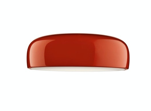 Flos Smithfield Ceiling Lampada 60 cm a soffitto rosso in alluminio accesa in ambiente, design e diffusione della luce