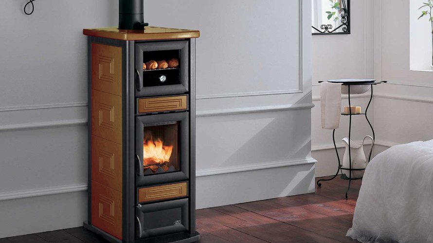Stufa A Legna Con Forno 7kw In Metallo E Ceramica Cuoio, vista laterale che mostra profilo e dimensioni