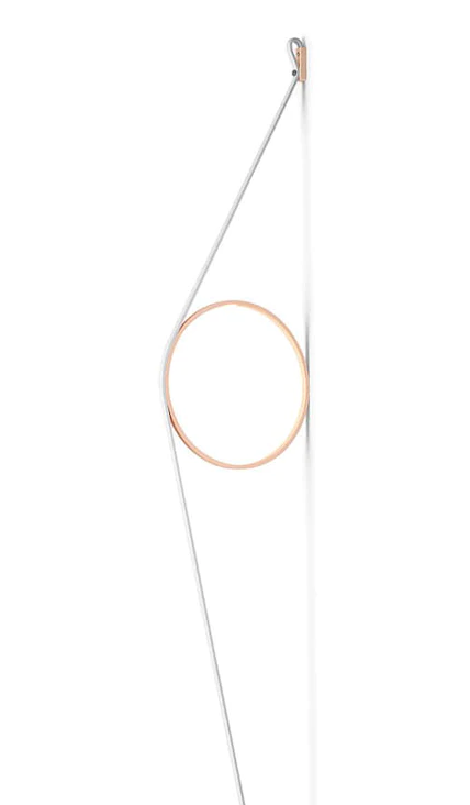 Flos Wirering Lampada da parete Cavo bianco e Anello Rosa Biancorosa in alluminio accesa in ambiente, design e diffusione...