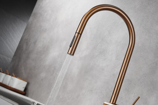 Rubinetto cucina monocomando con bocca estraibile in ottone oro rosa spazzolato PVD Novara