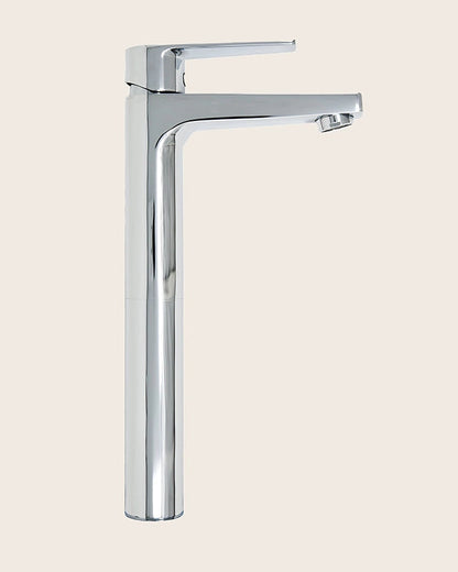 Rubinetto lavabo miscelatore alto per ciotola da appoggio Cromo Lucido ambientato su piano bagno con accessori - Exagonshop