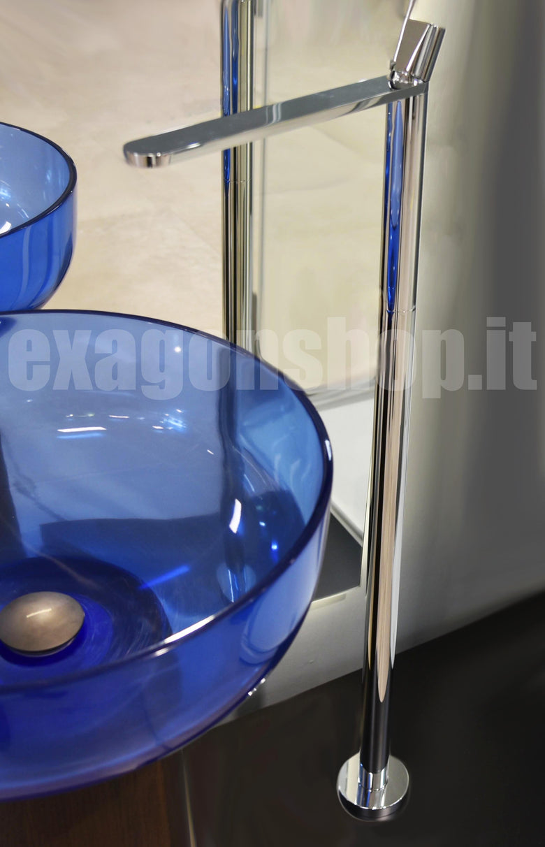 Antonio Lupi Indigo miscelatore lavabo A Pavimento Cromo in lucido ambientato su piano bagno con accessori - Antonio Lupi...