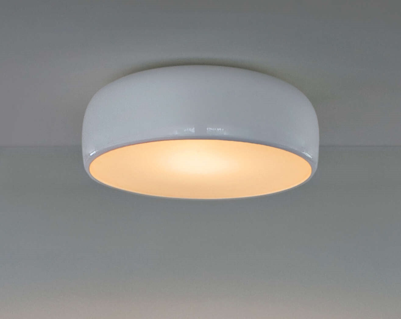 Flos Smithfield Ceiling Lampada 60 cm a soffitto Bianco in alluminio e lucido accesa in ambiente, design e diffusione...
