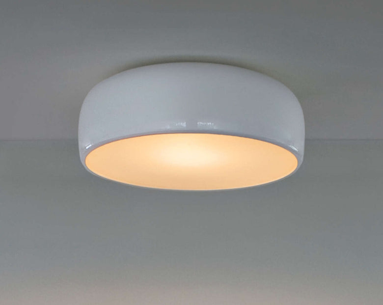 Flos Smithfield Ceiling Lampada 60 cm a soffitto Bianco in alluminio e lucido accesa in ambiente, design e diffusione...