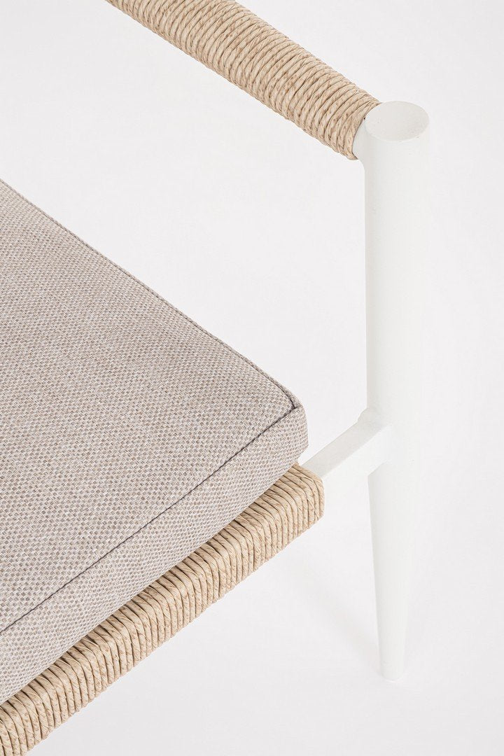 Andrea Bizzotto Jadia salotto ad intreccio bianco beige ambientato in spazio living con arredi coordinati