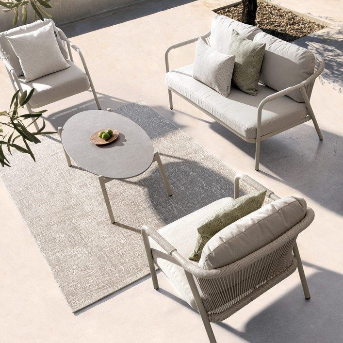 Andrea Bizzotto Mivaret salotto da giardino saturn in alluminio ambientato in spazio living con arredi coordinati