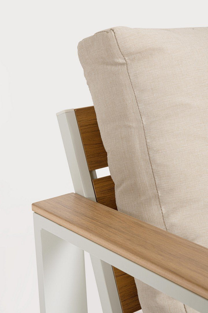 Andrea Bizzotto Leandro salotto da esterno beige bianco ambientato in spazio living con arredi coordinati