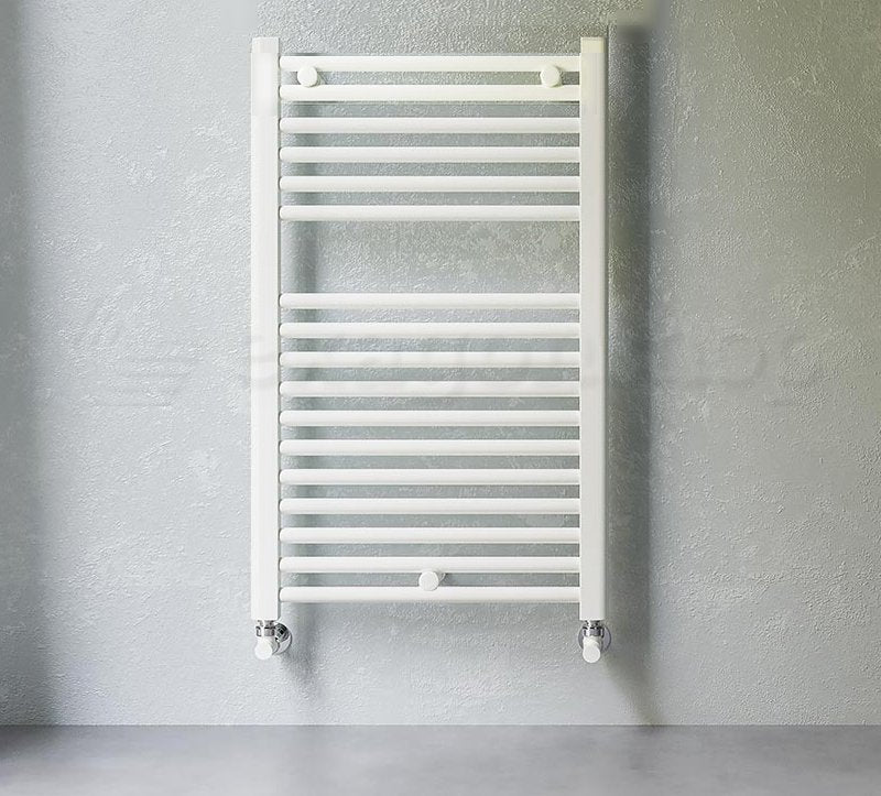 Lazzarini Sanremo Scaldasalviette ad acqua 803x500 dritto 00 Bianco accesa in soggiorno, fiamma visibile attraverso il vetro