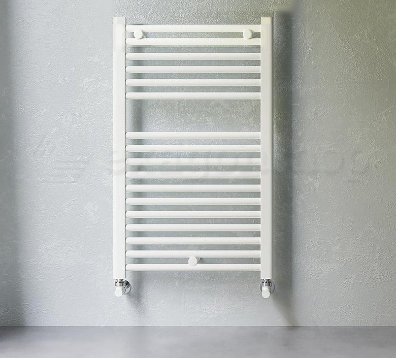Lazzarini Sanremo Scaldasalviette ad acqua 803x500 dritto 00 Bianco accesa in soggiorno, fiamma visibile attraverso il vetro