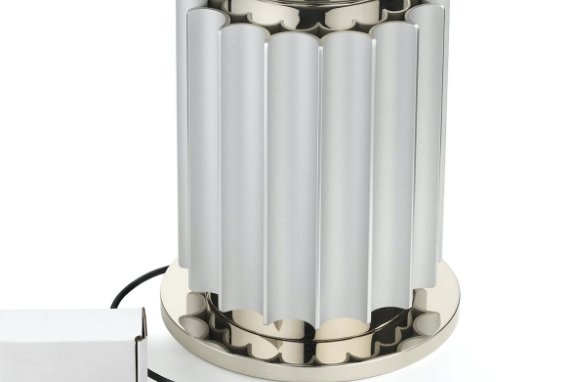 Flos Taccia Lampada da tavolo argento con dimmer spenta, dettaglio del corpo lampada e dei materiali