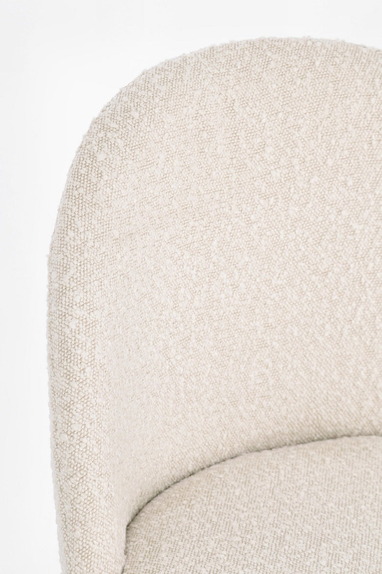 Andrea Bizzotto Tanya sedia effetto boucle avorio gambe oro ambientato in spazio living con arredi coordinati