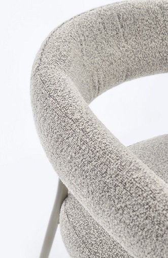 Andrea Bizzotto Giaele sedia effetto boucle warm grey e visto dall'alto, composizione e proporzioni