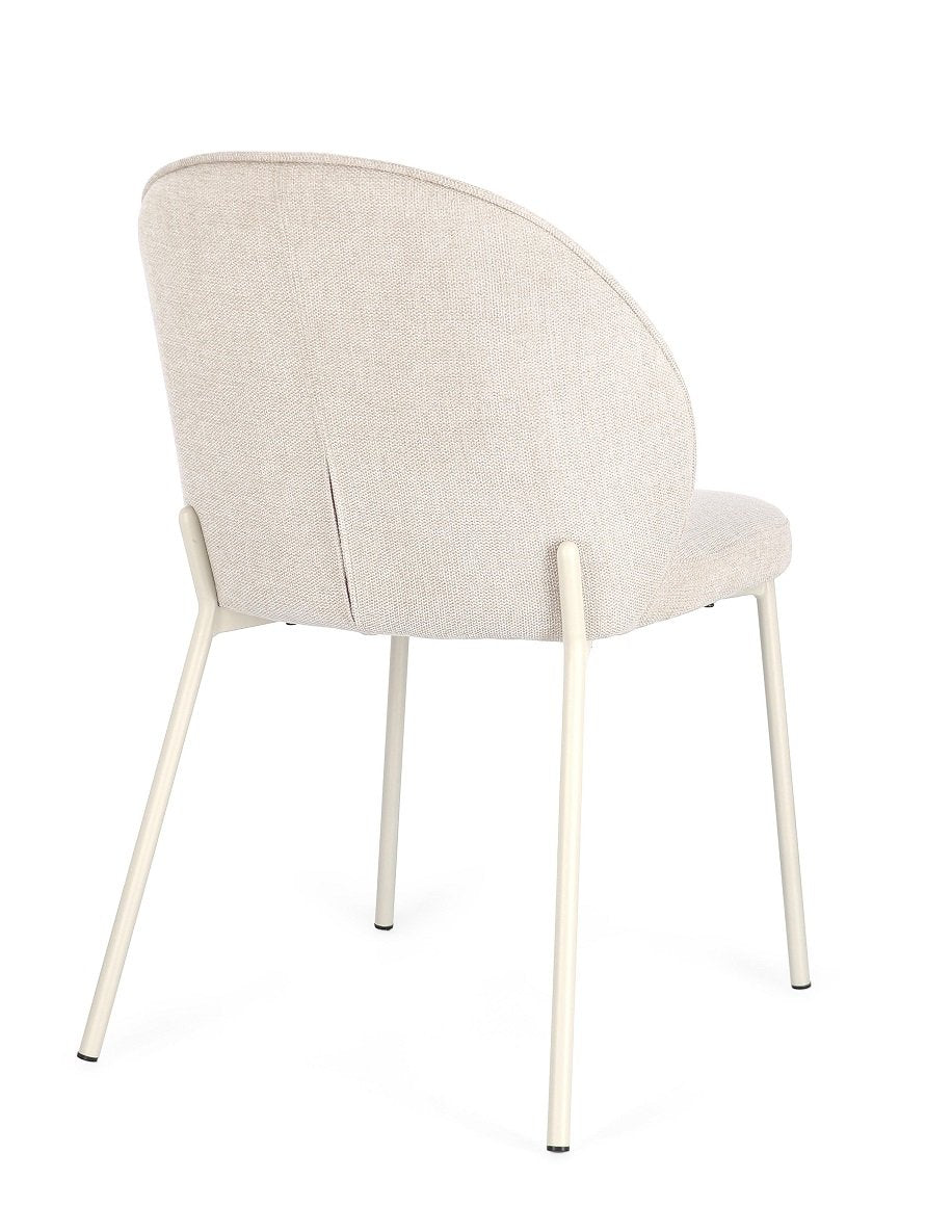 Andrea Bizzotto Wendy sedia in tessuto beige ambientato in spazio living con arredi coordinati
