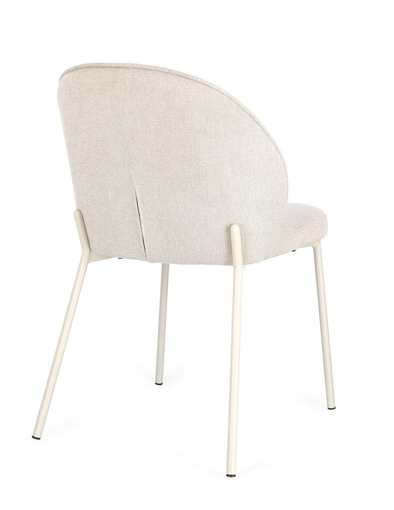 Andrea Bizzotto Wendy sedia in tessuto beige ambientato in spazio living con arredi coordinati