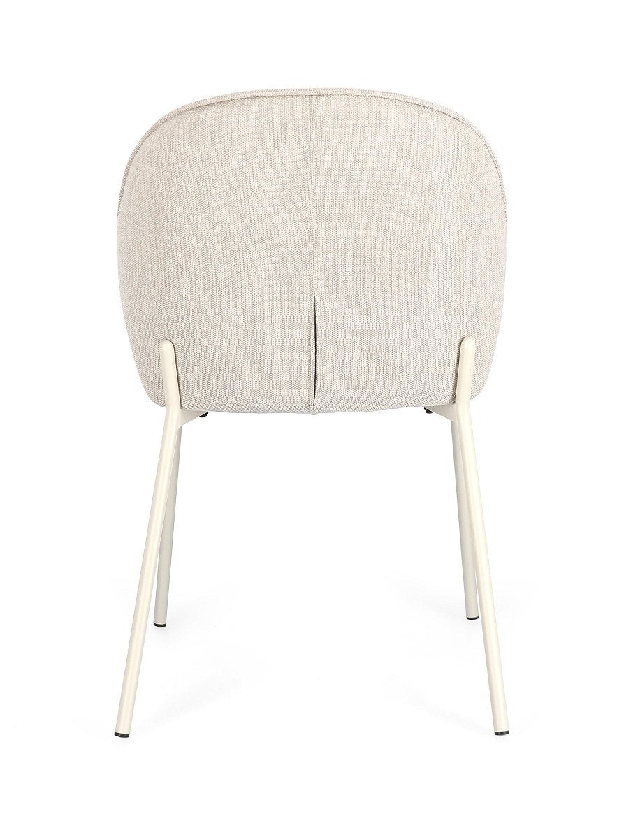 Andrea Bizzotto Wendy sedia in tessuto beige ambientato in spazio living con arredi coordinati