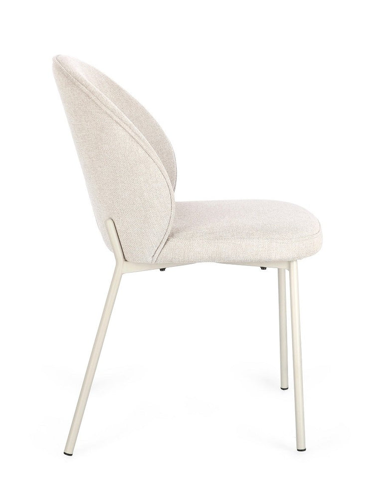 Andrea Bizzotto Wendy sedia in tessuto beige ambientato in spazio living con arredi coordinati
