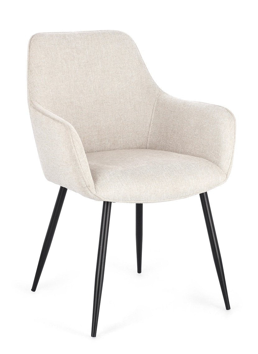 Andrea Bizzotto Cora sedia in tessuto beige e gambe nero ambientato in spazio living con arredi coordinati