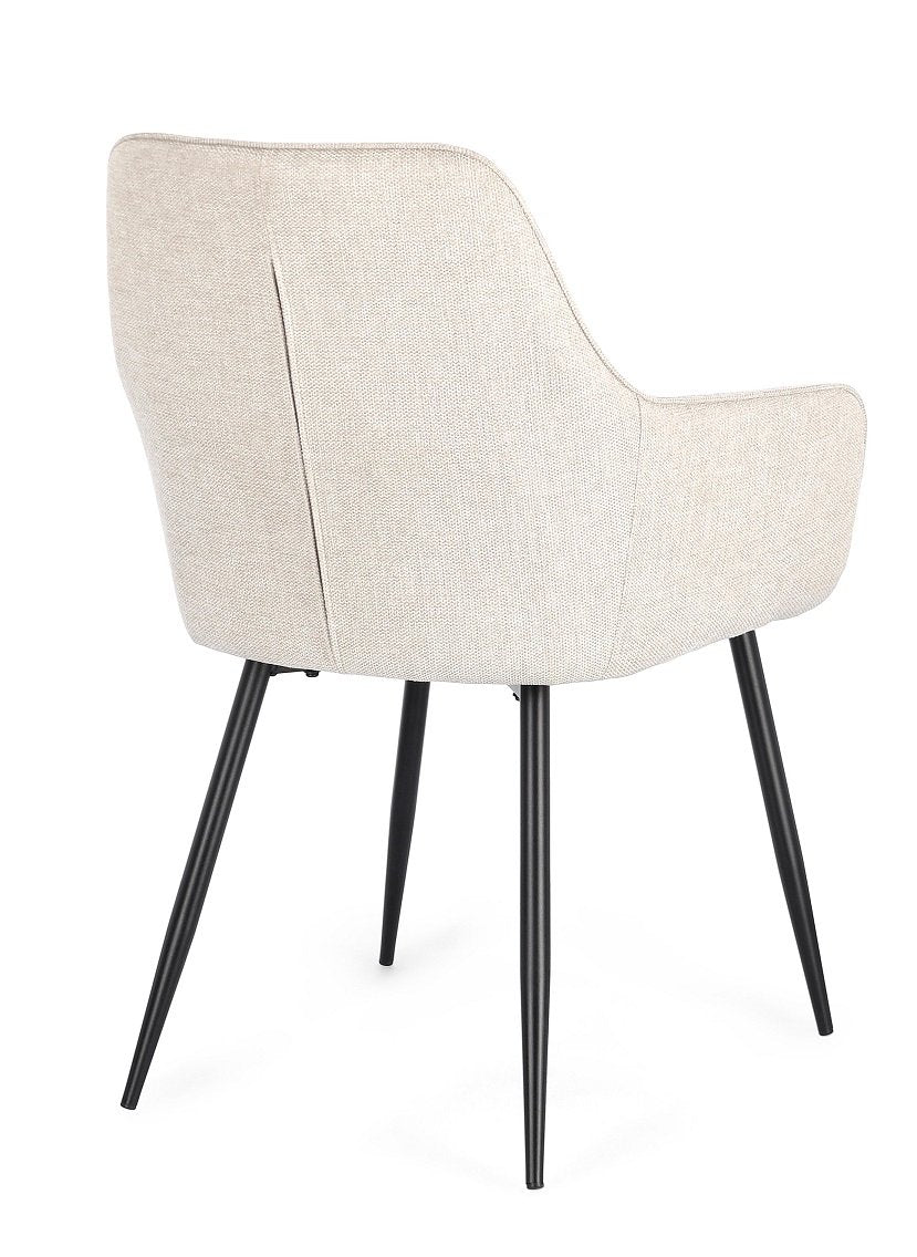 Andrea Bizzotto Cora sedia in tessuto beige e gambe nero ambientato in spazio living con arredi coordinati