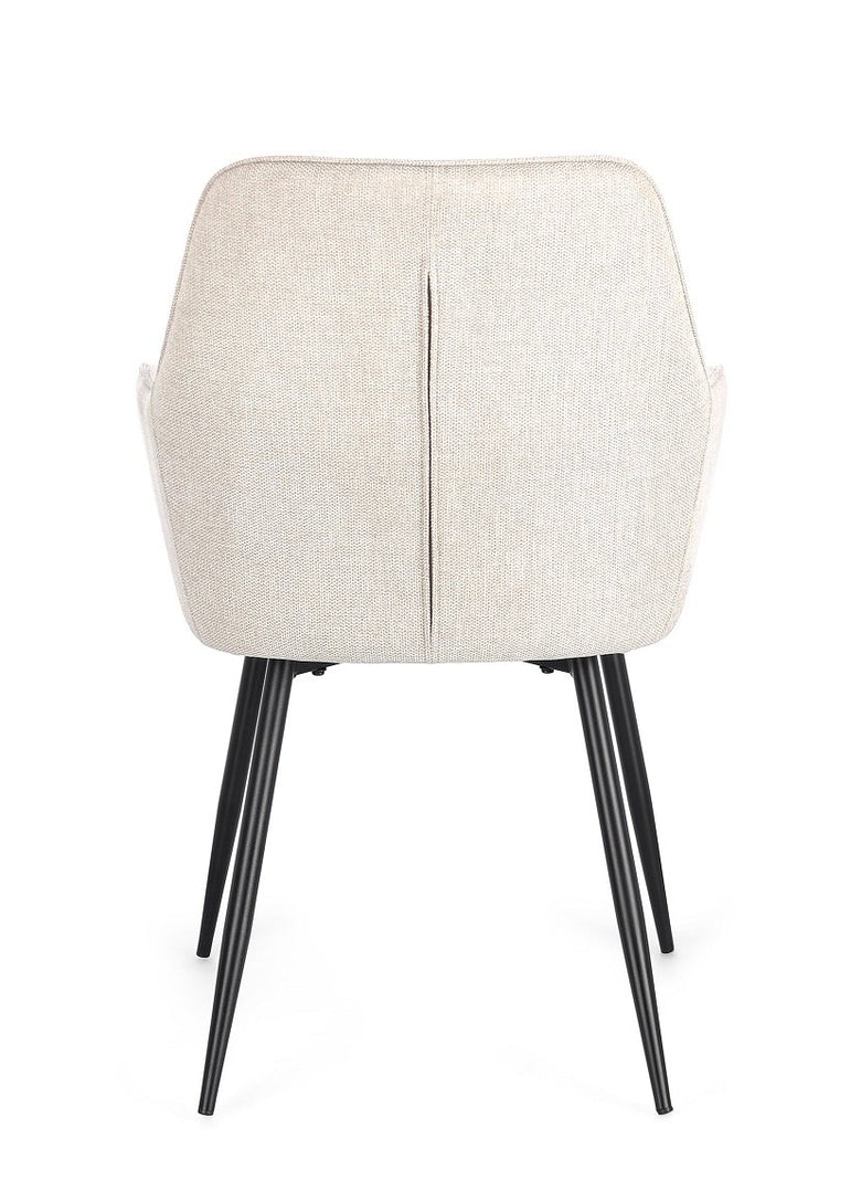 Andrea Bizzotto Cora sedia in tessuto beige e gambe nero ambientato in spazio living con arredi coordinati