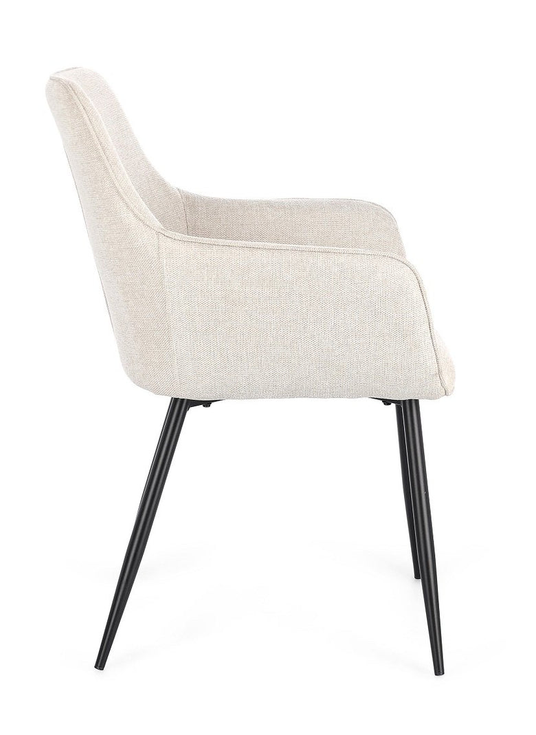 Andrea Bizzotto Cora sedia in tessuto beige e gambe nero ambientato in spazio living con arredi coordinati
