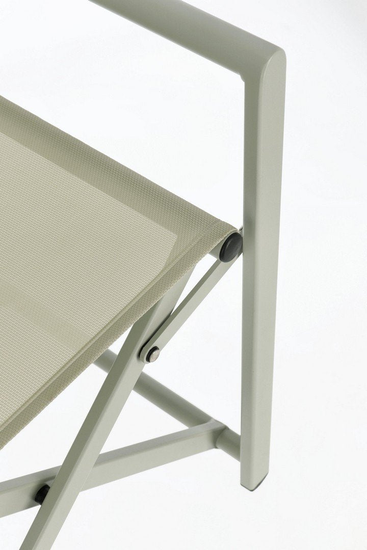 Andrea Bizzotto Taylor Sedia regista in alluminio breeze ambientato in spazio living con arredi coordinati