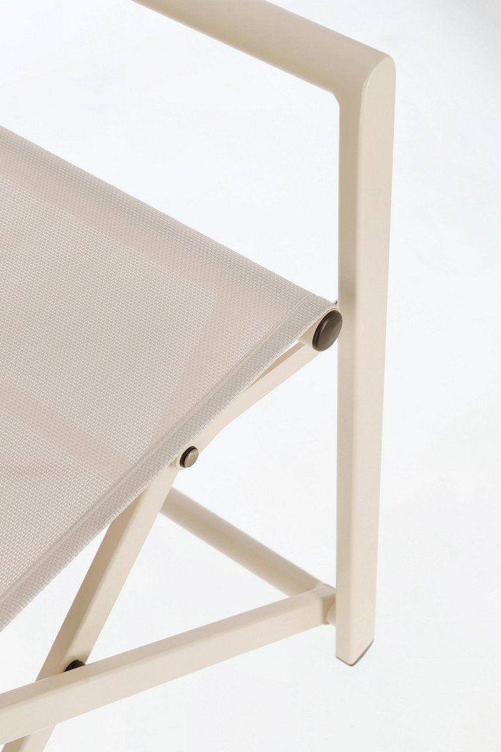 Andrea Bizzotto Taylor Sedia regista in alluminio whisper Beige ambientato in spazio living con arredi coordinati