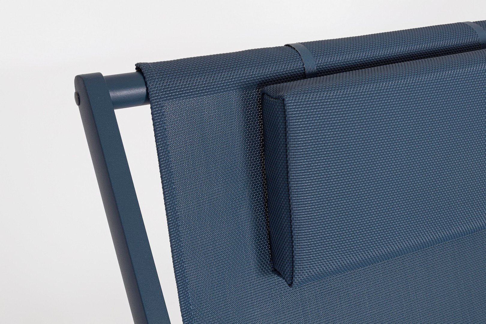 Andrea Bizzotto Taylor Sedia sdraio in alluminio navy, dettaglio ravvicinato dei materiali
