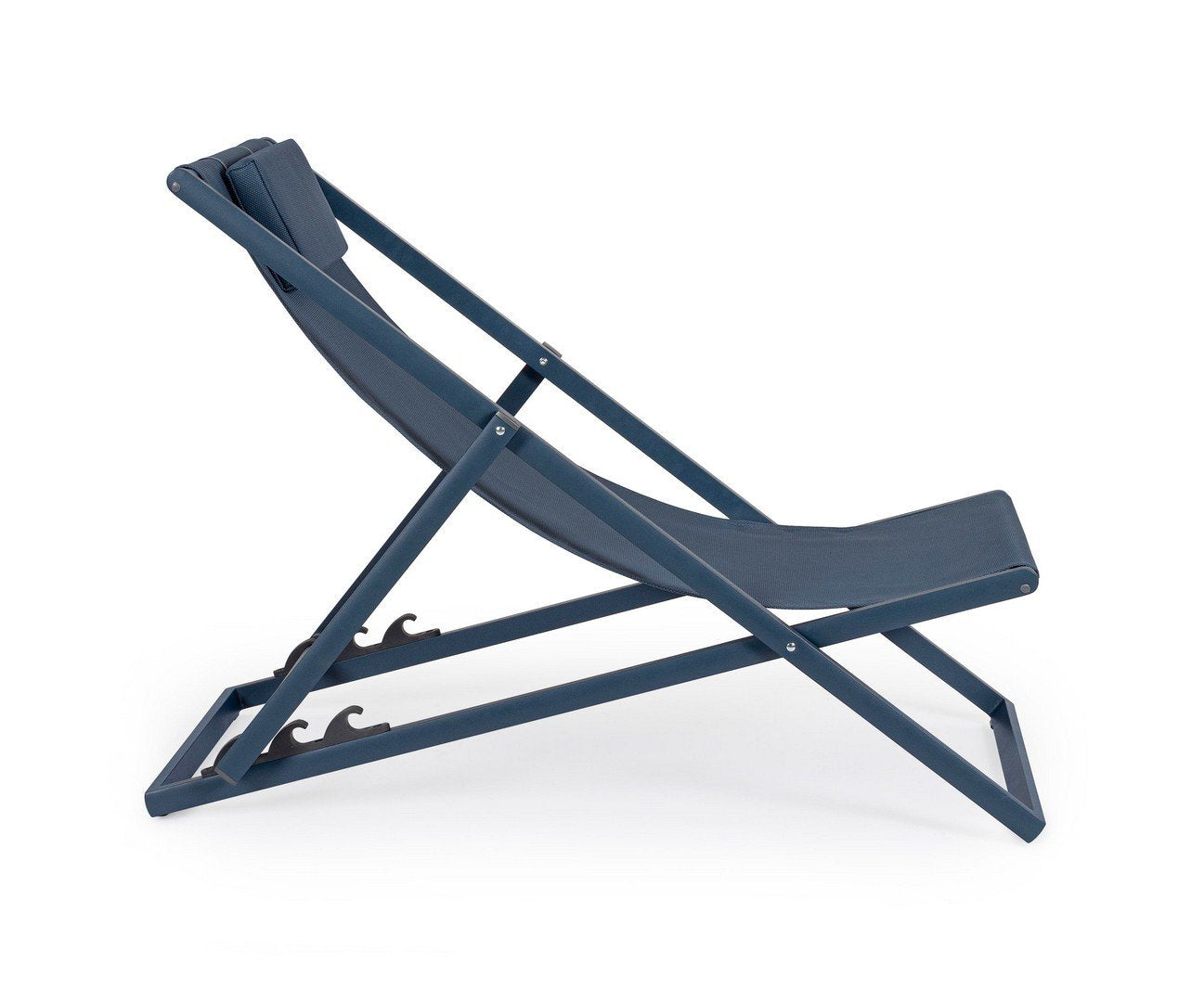 Andrea Bizzotto Taylor Sedia sdraio in alluminio navy ambientato in spazio living con arredi coordinati