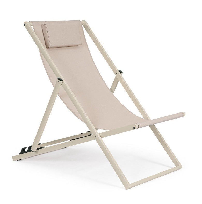 Andrea Bizzotto Taylor Sedia sdraio in alluminio whisper ambientato in spazio living con arredi coordinati