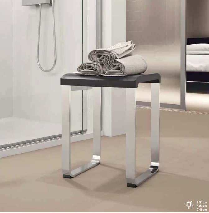 Sgabello bagno nero antiscivolo Novellini SED02Q-H, dettaglio ravvicinato del materiale e dell'aggancio