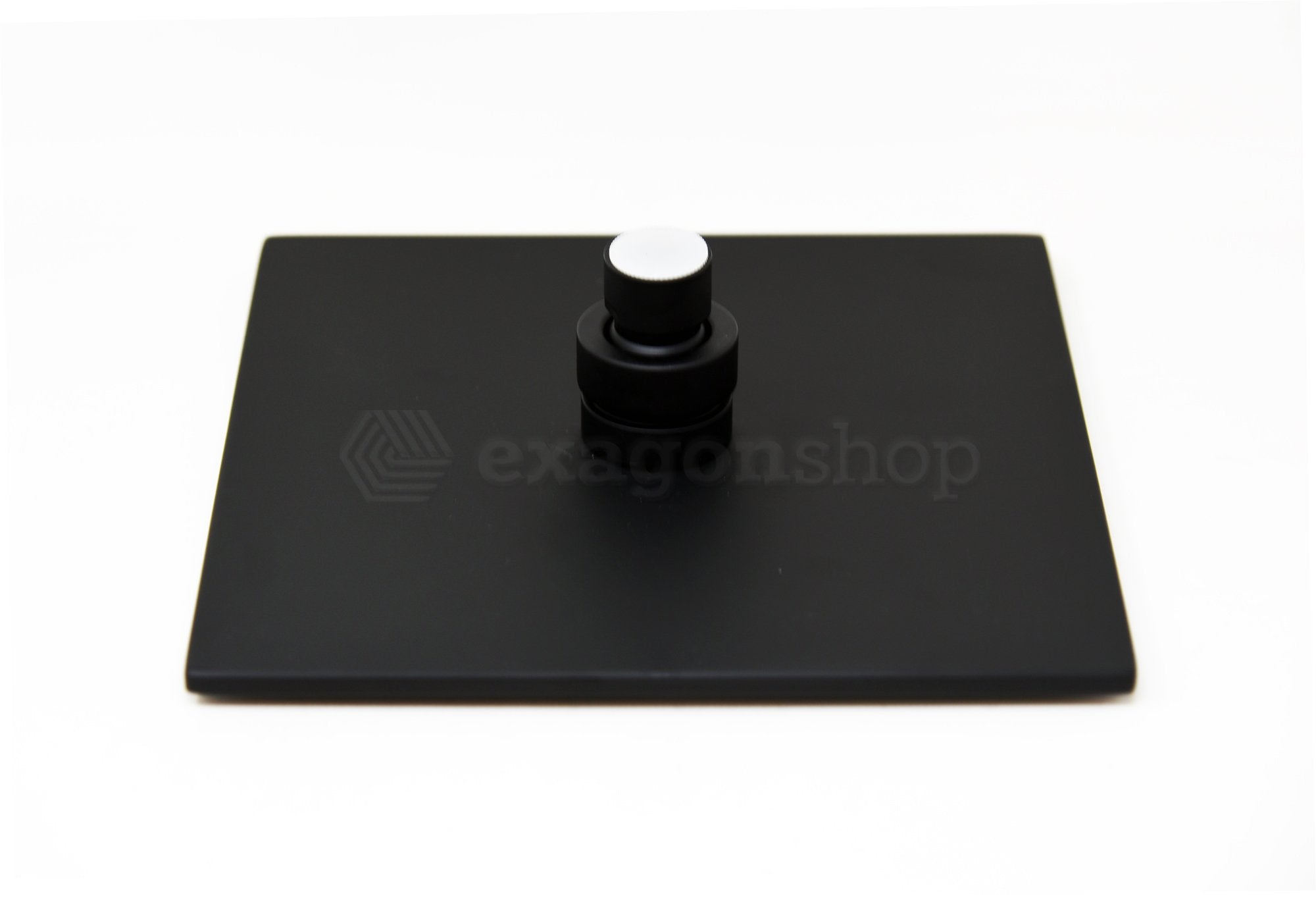 Soffione 20x20 doccia Smart quadro nero opaco, dettaglio ravvicinato della finitura e del marchio - Exagonshop