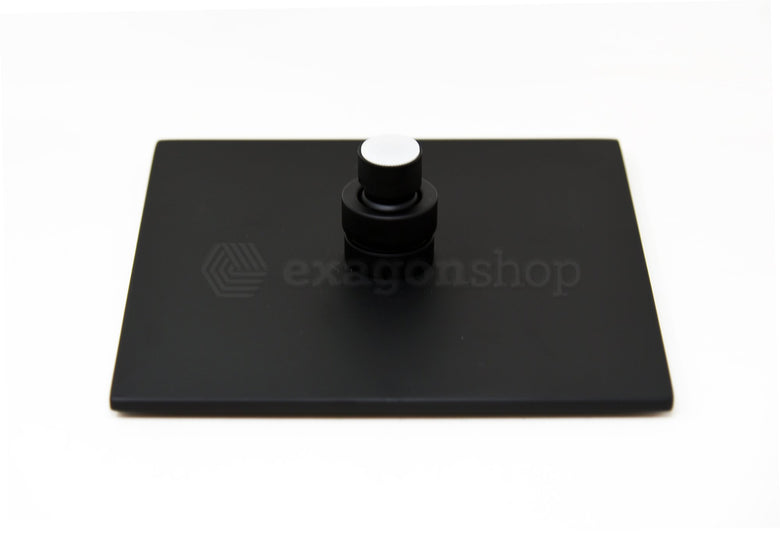 Soffione 20x20 doccia Smart quadro nero opaco, dettaglio ravvicinato della finitura e del marchio - Exagonshop