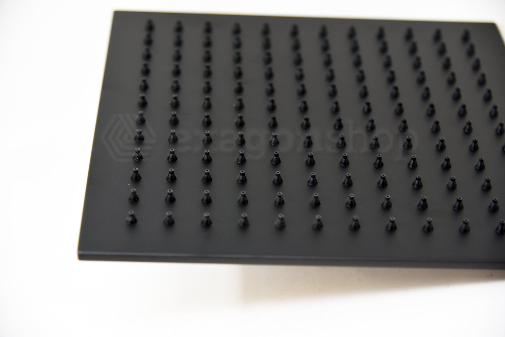 Soffione 25x25 doccia Smart quadro nero opaco, dettaglio ravvicinato della finitura e del marchio - Exagonshop