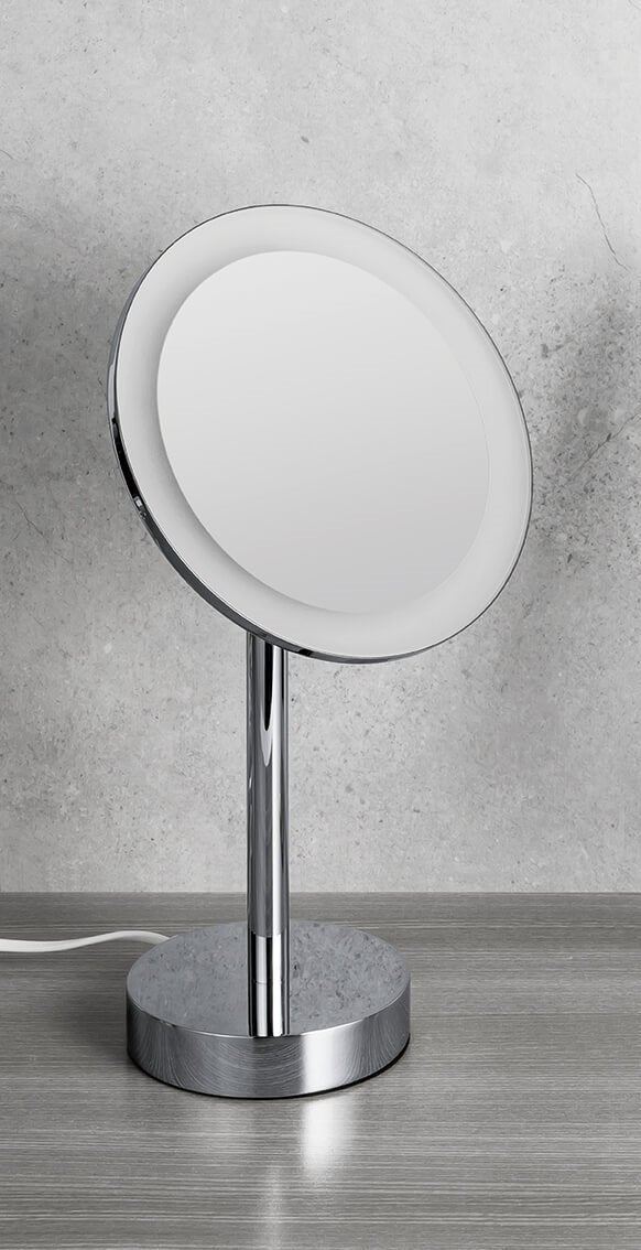 Colombo b9750 Specchio Ingranditore x3 da appoggio Con luce con lavabo e rubinetteria, vista frontale su sfondo neutro...