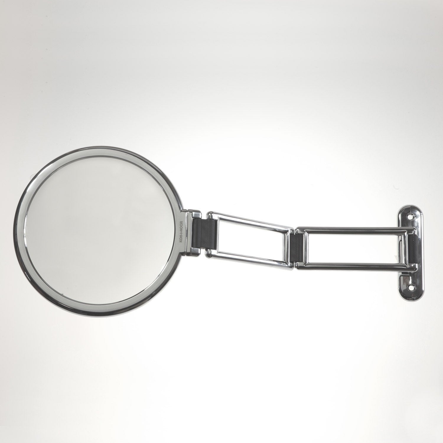 Koh-I-Noor Toeletta Specchio Con Ingrandimento X2 Cromo Lucido con lavabo e rubinetteria, vista frontale su sfondo neutro...
