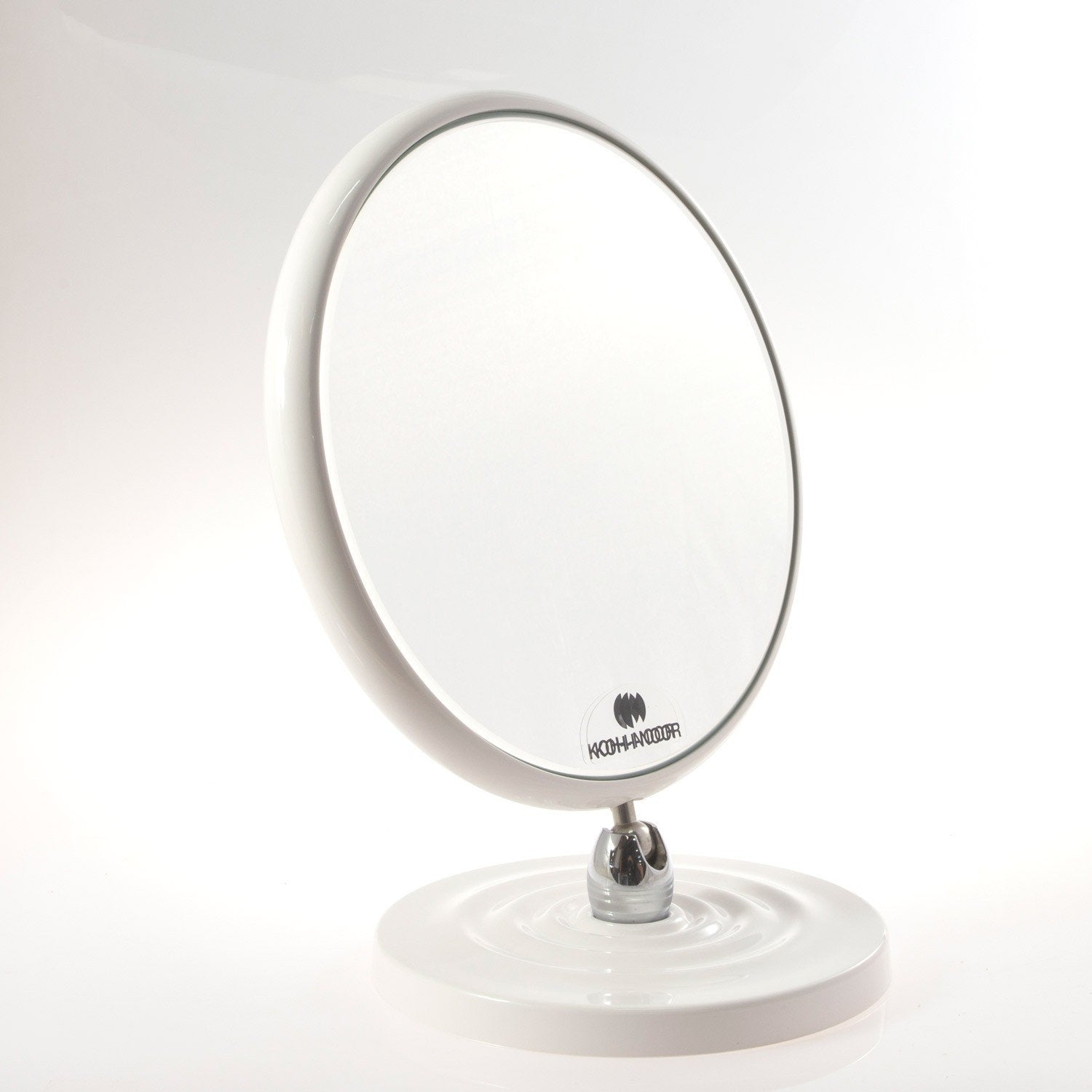Koh-I-Noor Specchio Ingranditore X3 Bifacciale 18 Cm Da 00 Bianco in abs con lavabo e rubinetteria, vista frontale su...
