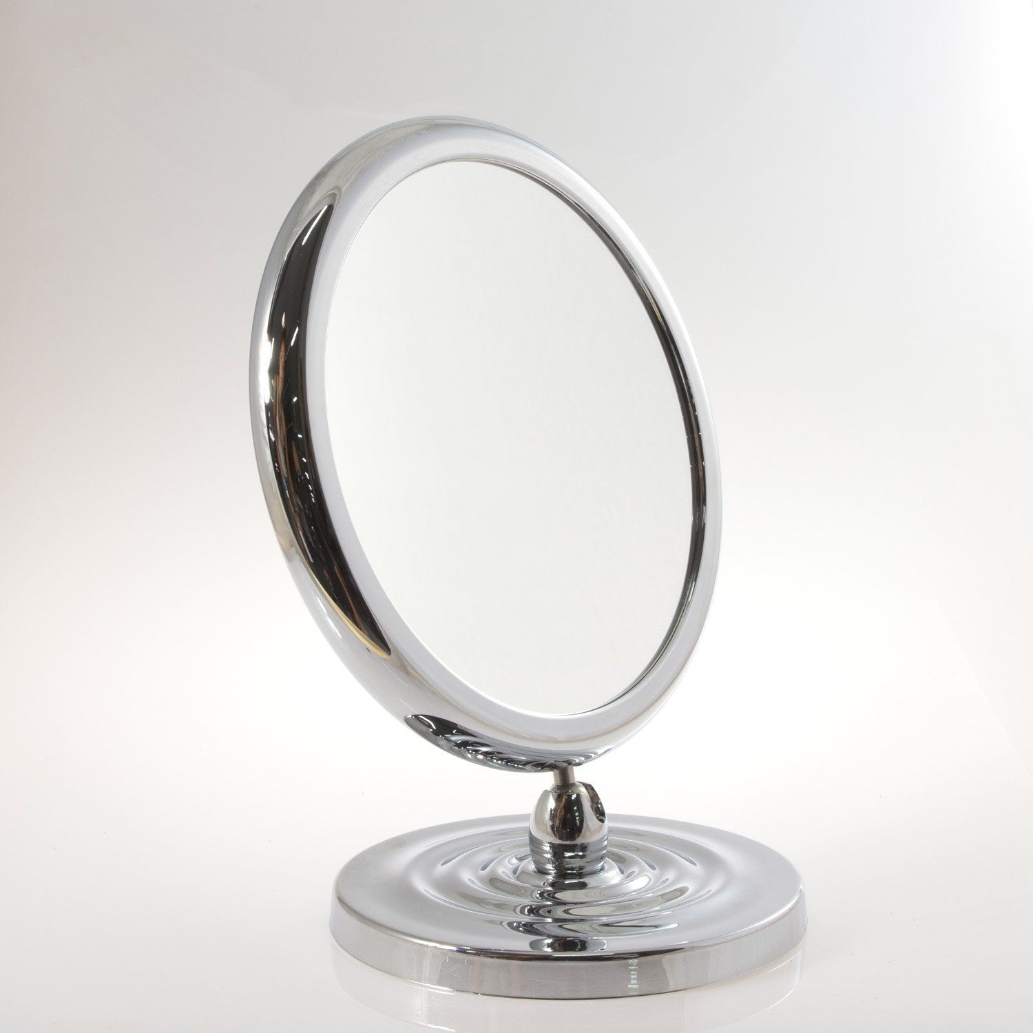 Koh-I-Noor Specchio Ingranditore X6 Bifacciale 18 Cm Da Cromo Lucido in abs con lavabo e rubinetteria, vista frontale su...
