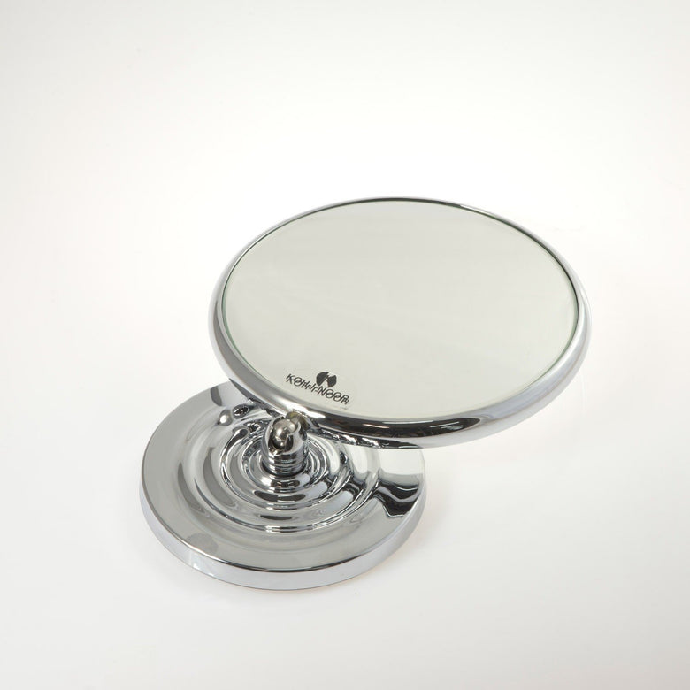 Koh-I-Noor Specchio Ingranditore X6 Bifacciale 18 Cm Da Cromo Lucido ambientato in bagno moderno con specchio e accessori...