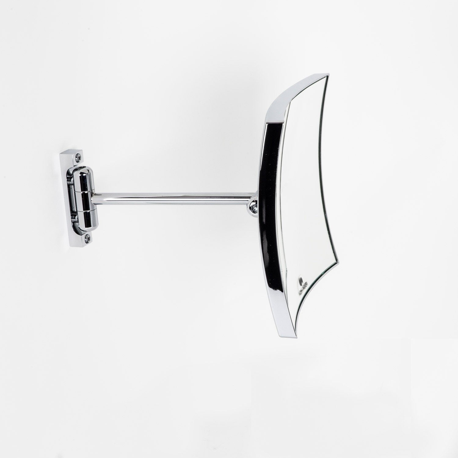Koh-i-noor QUADROLO specchio ingranditore x3 a muro cromo Cromo Lucido ambientato in bagno moderno con specchio e...