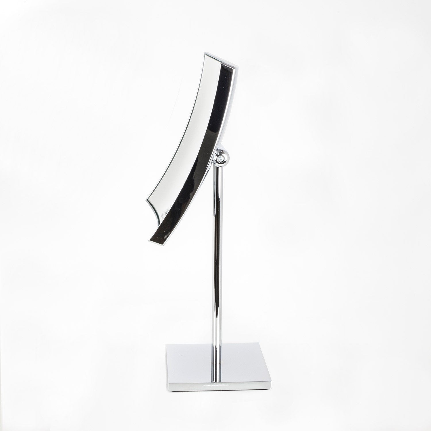 Koh-i-noor QUADROLO specchio ingranditore x3 da tavolo Cromo Lucido ambientato in bagno moderno con specchio e accessori...