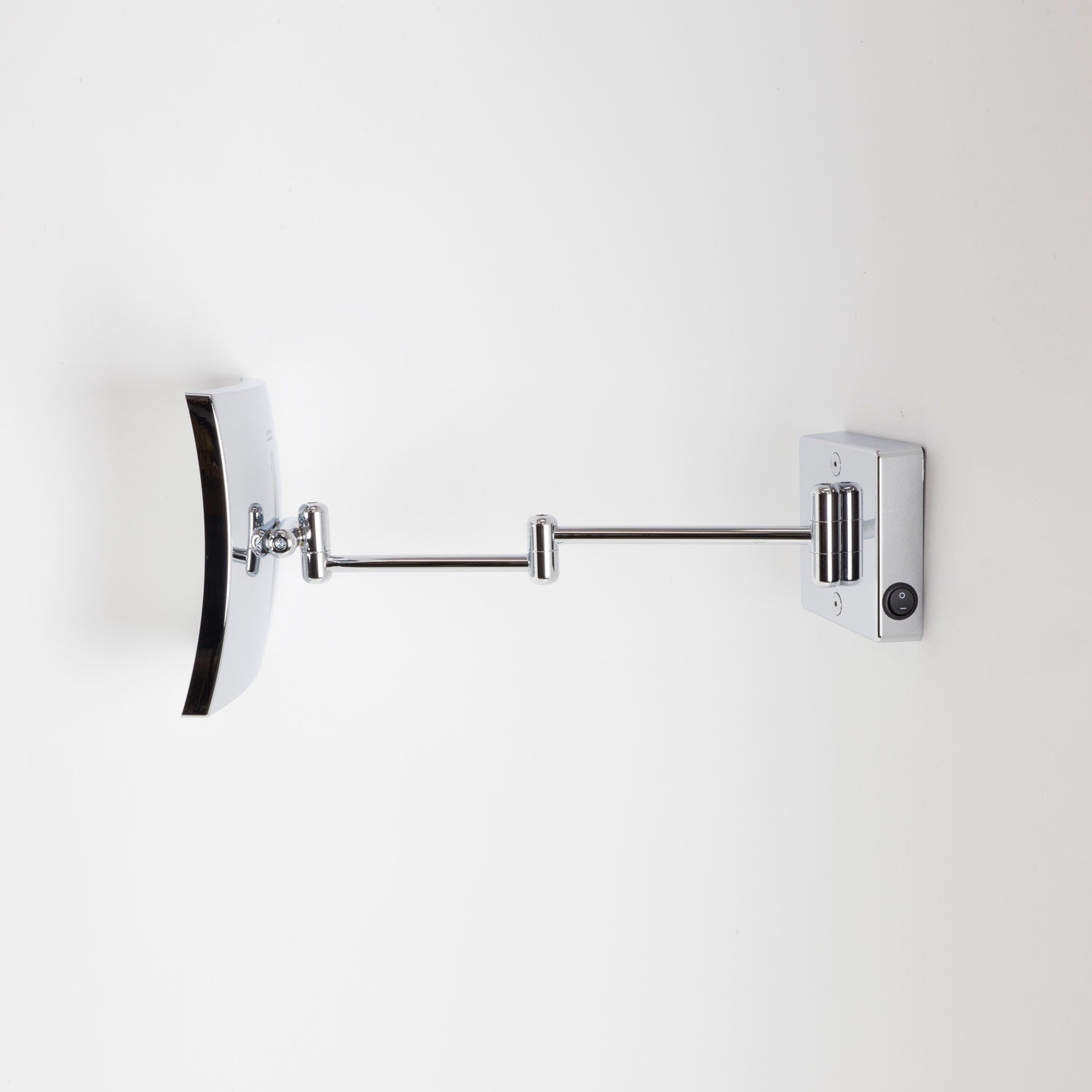 Koh-I-Noor Quadrolo Specchio Ingranditore X3 Illuminato Led Cromo Lucido ambientato in bagno moderno con specchio e...