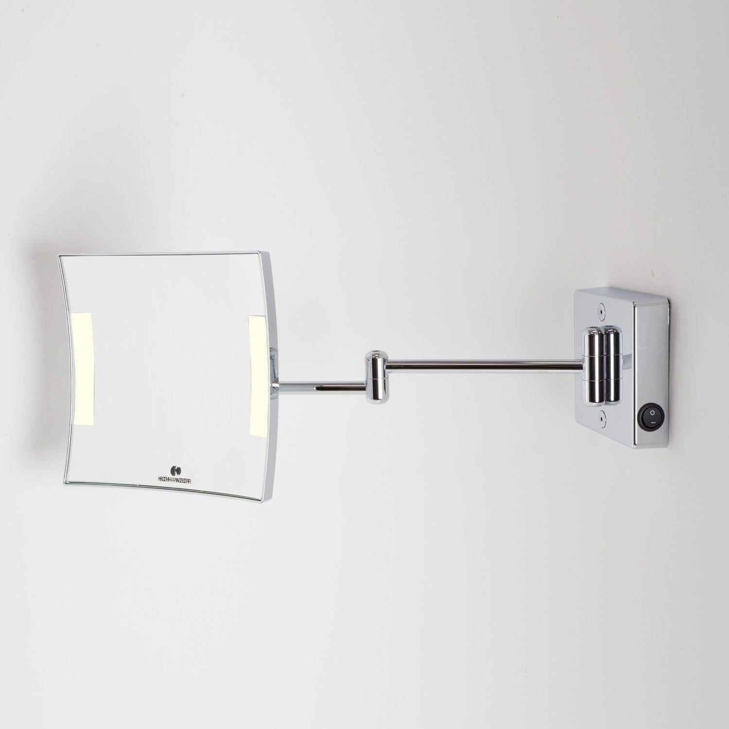 Koh-I-Noor Quadrolo Specchio Ingranditore X3 Illuminato Led Cromo Lucido con lavabo e rubinetteria, vista frontale su...