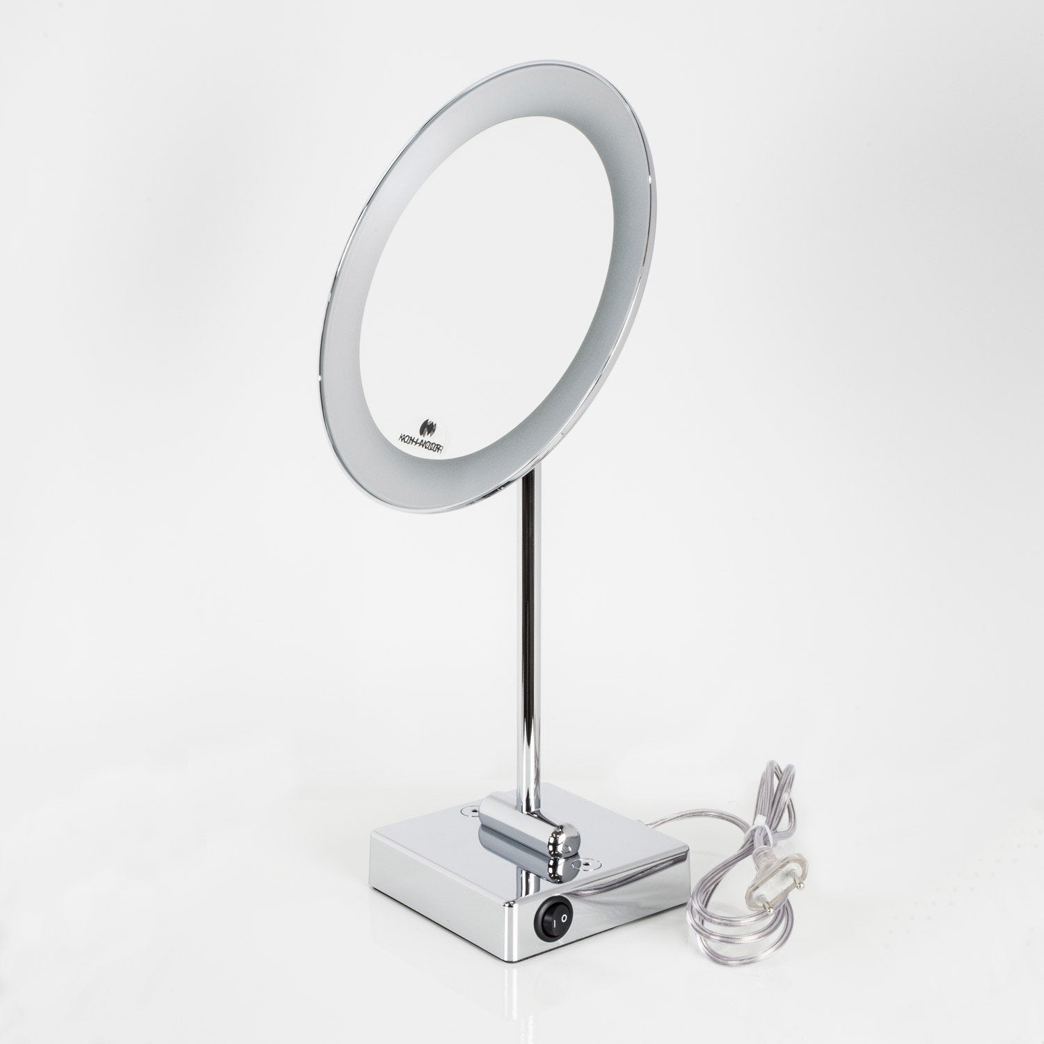 Koh-I-Noor Specchio Ingranditore x3 Illuminato Led Da Cromo Lucido con lavabo e rubinetteria, vista frontale su sfondo...