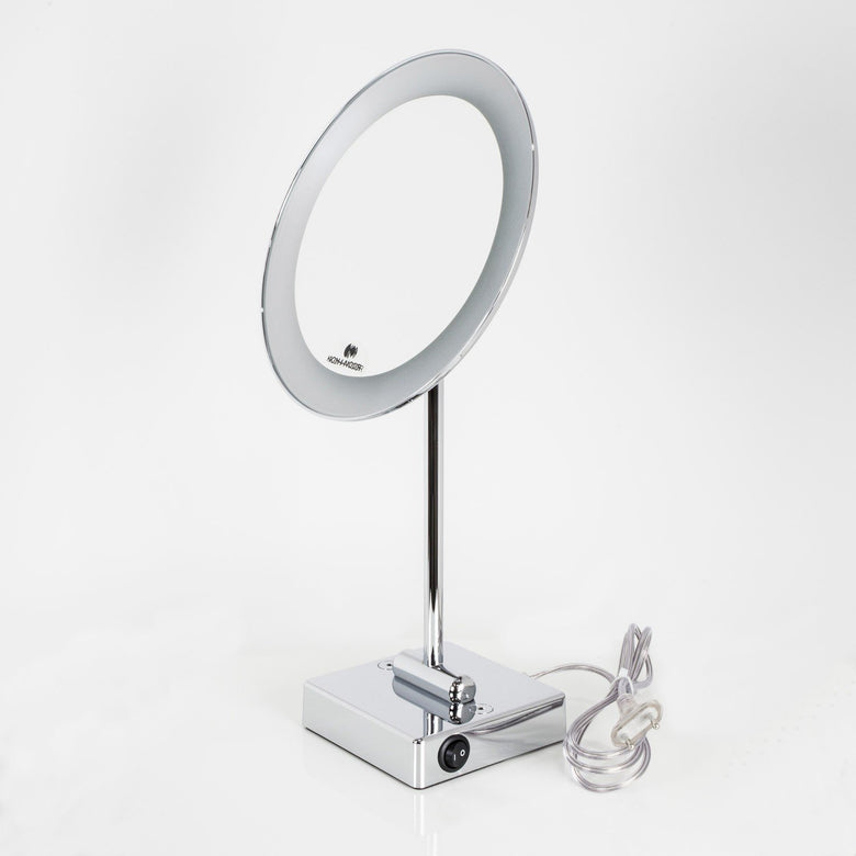 Koh-I-Noor Specchio Ingranditore x3 Illuminato Led Da Cromo Lucido con lavabo e rubinetteria, vista frontale su sfondo...