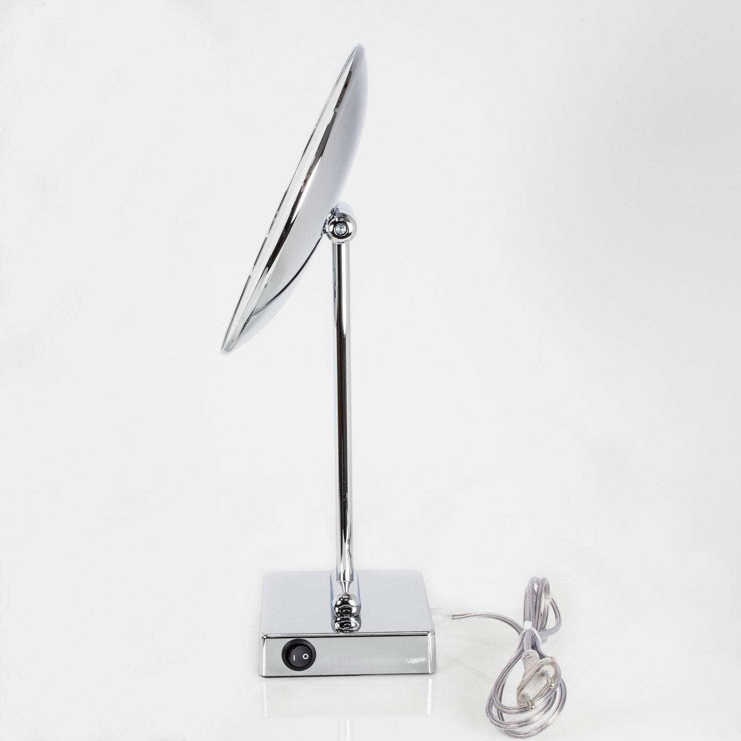 Koh-I-Noor Specchio Ingranditore x3 Illuminato Led Da Cromo Lucido ambientato in bagno moderno con specchio e accessori...