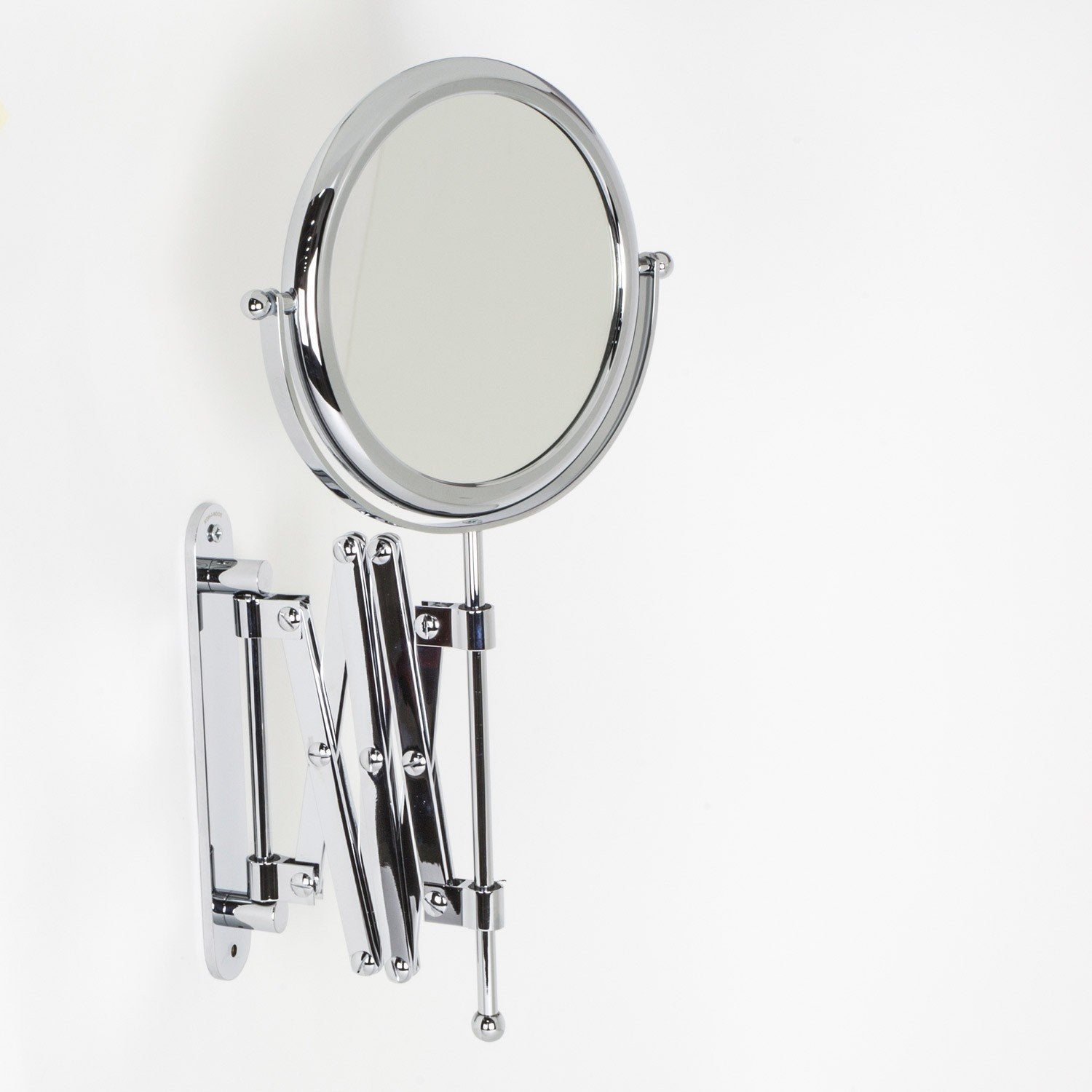 Koh-i-noor Doppiolino specchio ingranditore x2 tondo 18 cm Cromato con lavabo e rubinetteria, vista frontale su sfondo...