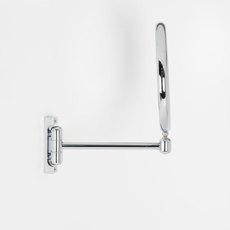Koh-i-noor doppiolo specchio ingranditore x2 tondo 23 cm Cromo Lucido ambientato in bagno moderno con specchio e...