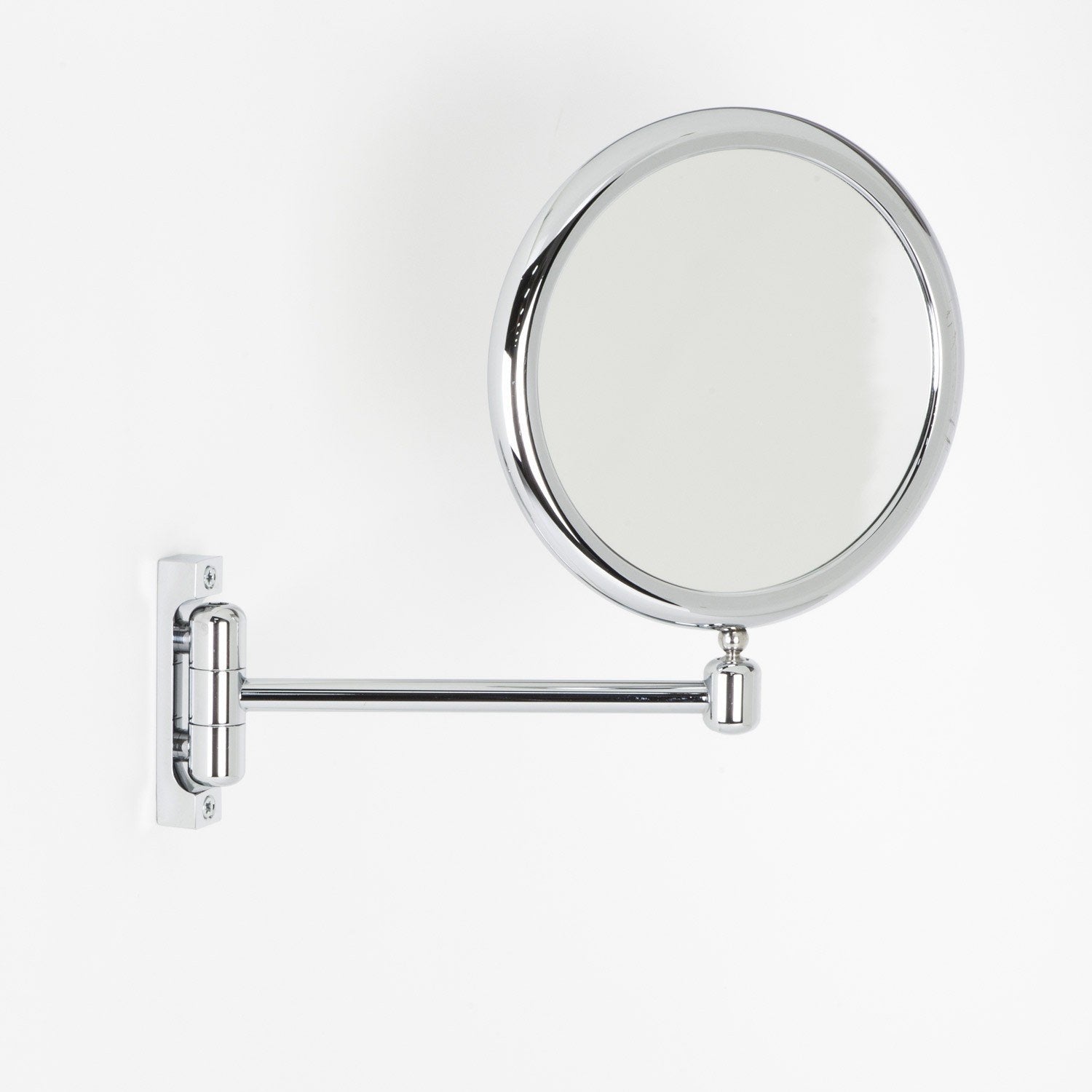 Koh-i-noor doppiolo specchio ingranditore x2 tondo 23 cm Cromo Lucido con lavabo e rubinetteria, vista frontale su sfondo...