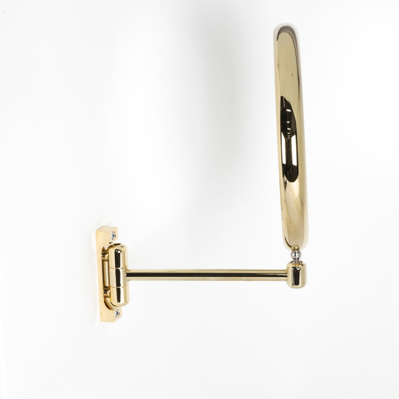 Koh-I-Noor Doppiolo Specchio Ingranditore X3 Tondo 23 Cm ambientato in bagno moderno con specchio e accessori - Koh I Noor