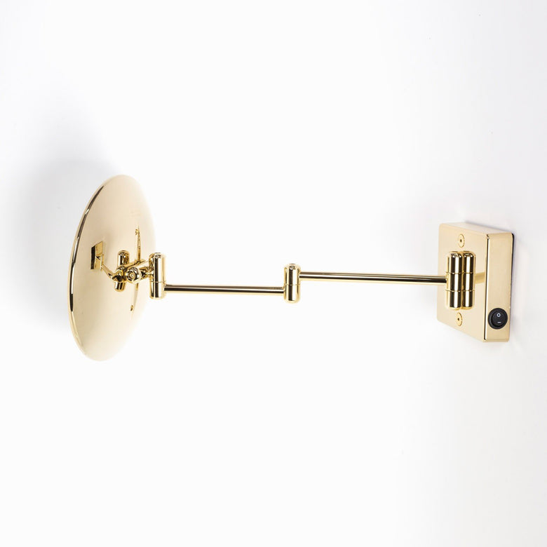 Koh-I-Noor Discolo Specchio Ingranditore X2 Con ambientato in bagno moderno con specchio e accessori - Koh I Noor